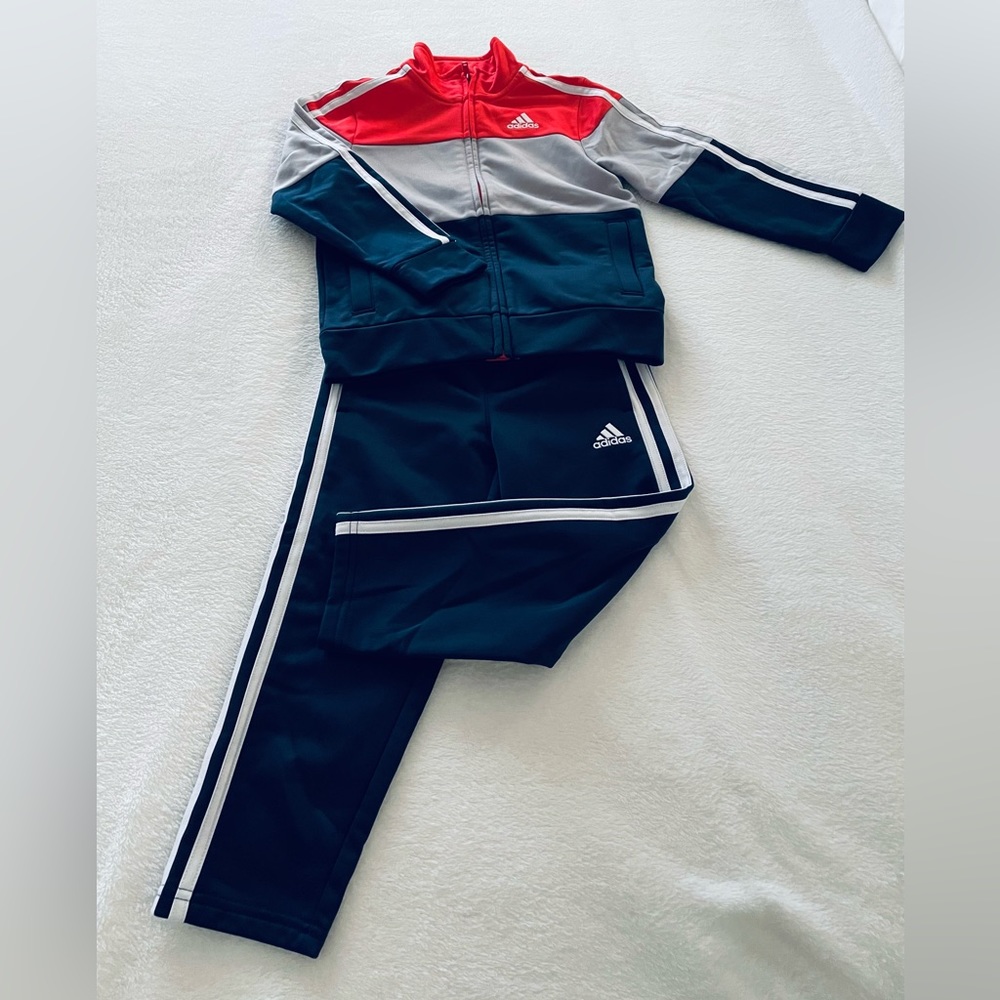 Adidas Boys’ Full zip Jacket & Pants Set in Color Block pattern (Pre-Loved)